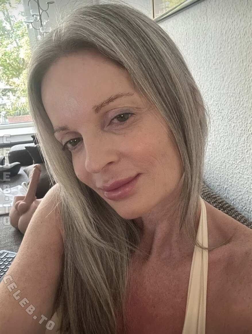 Sabdeluxe nude photo 1