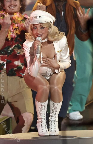 Sabrina Carpenter nude photo 17