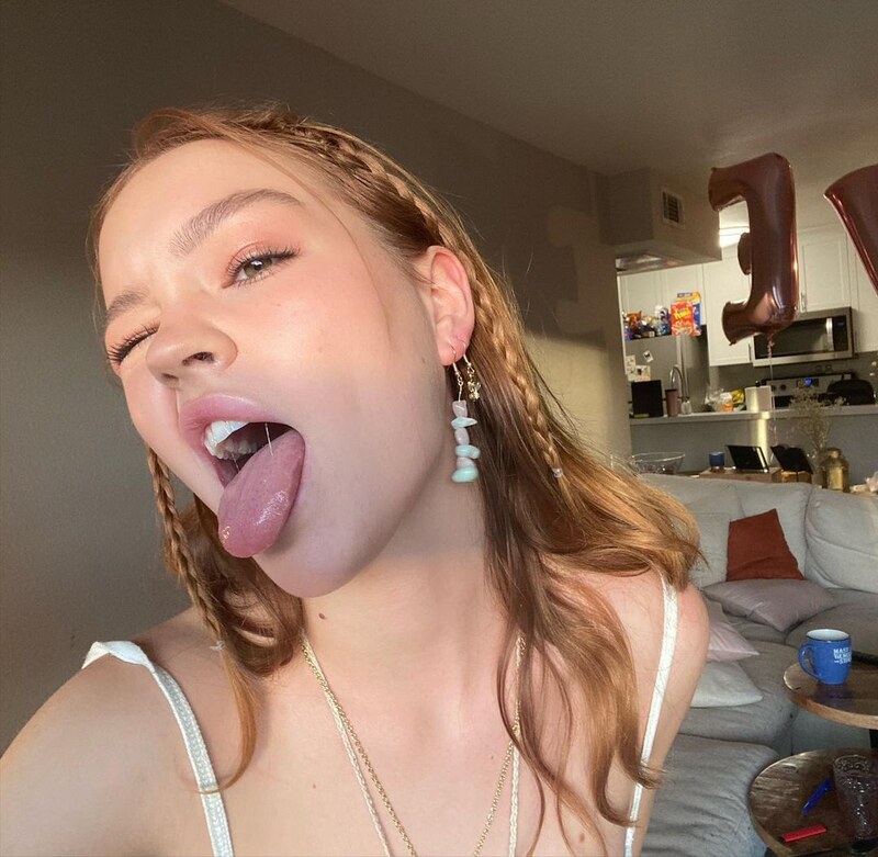Sadie Stanley nude photo 11