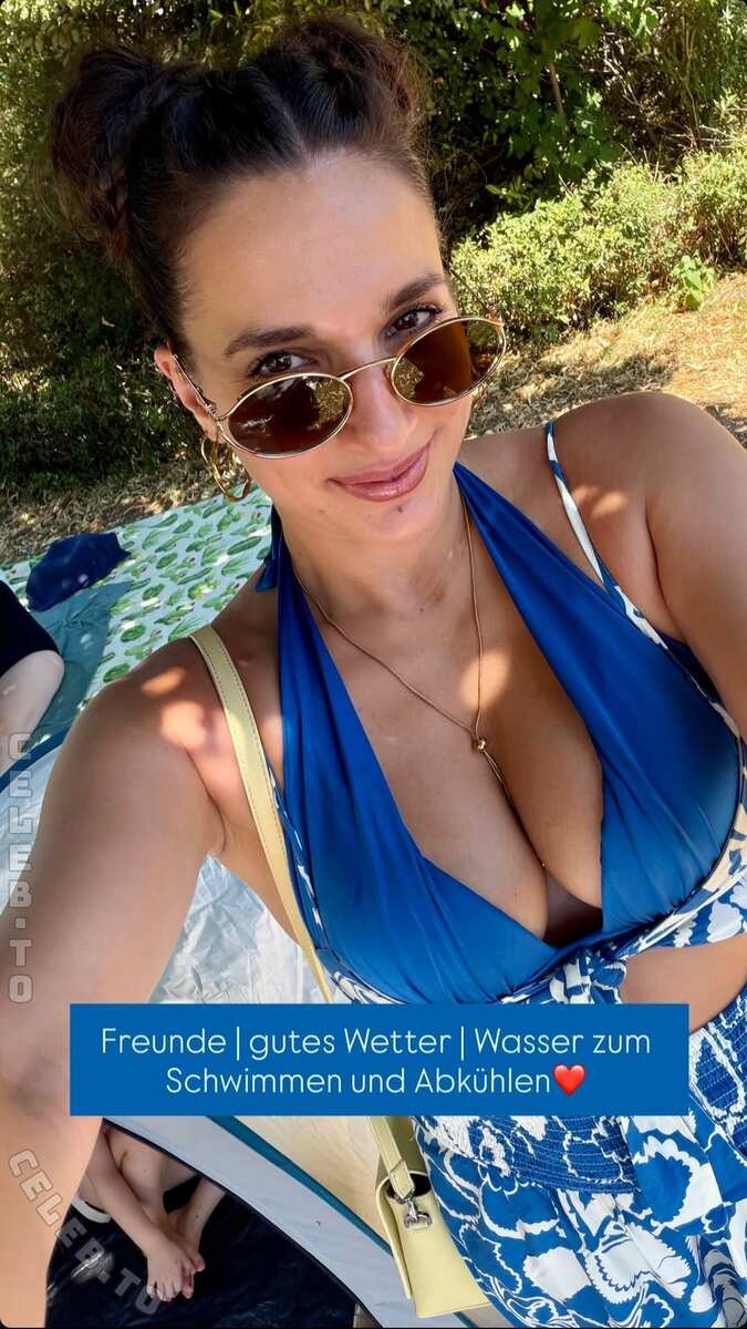 Saliha Özcan nude photo 1