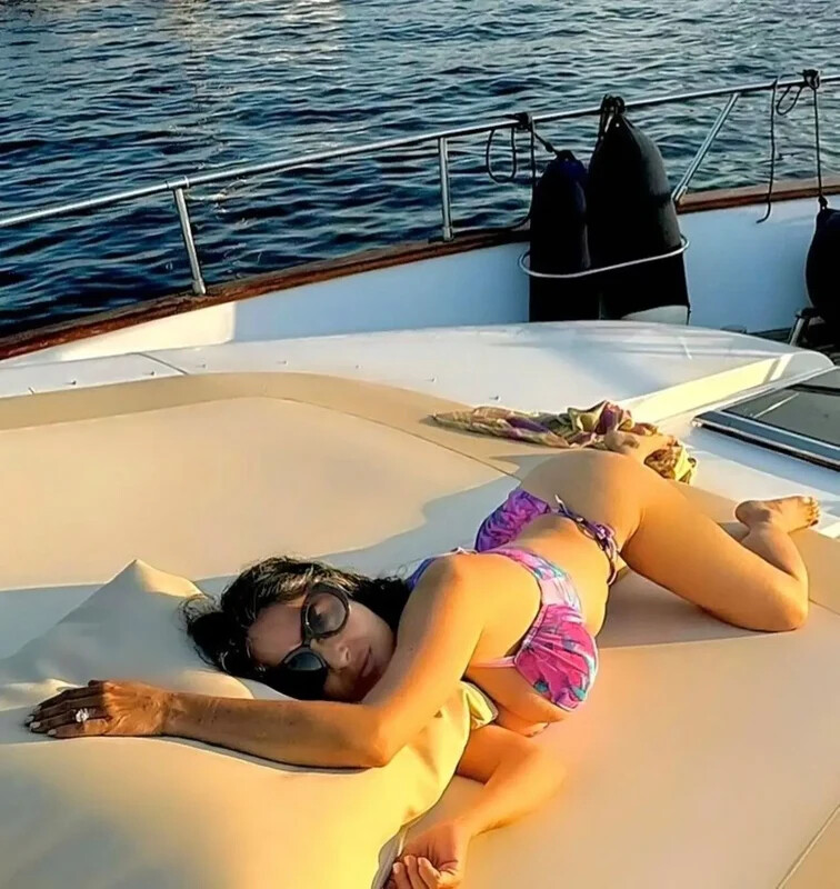 Salma Hayek nude photo 8