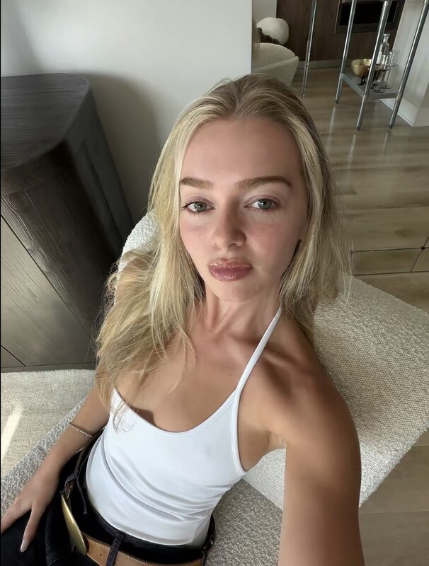 Samantha Riehl nude photo 2