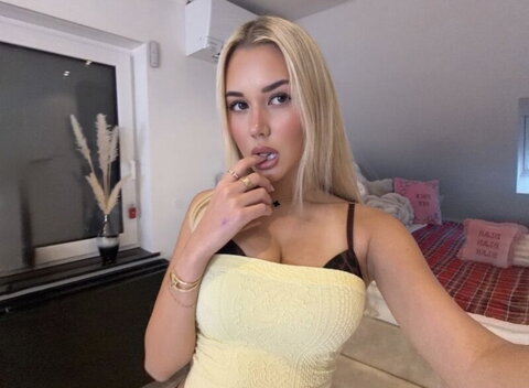 Samantra nude photo 18