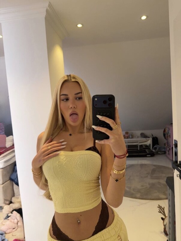 Samantra nude photo 4