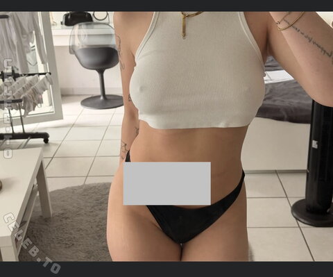 samybwz nude photo 3