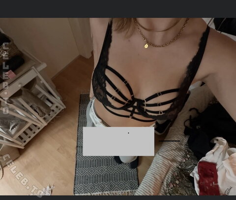 samybwz nude photo 2