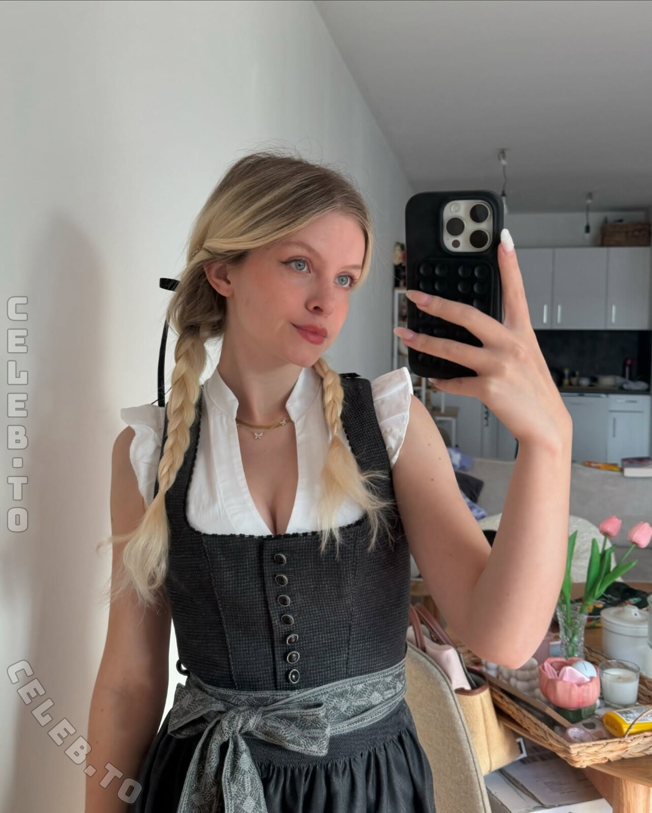Saniskates nude photo 1