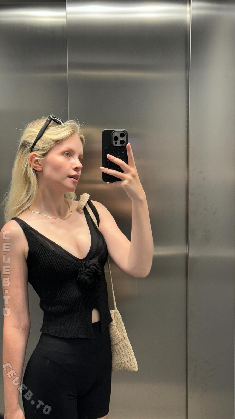 Saniskates nude photo 2