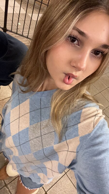 Sara Dobrik nude photo 4