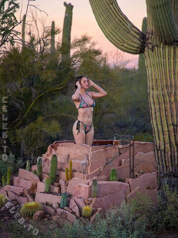 Sara Jean Underwood nude photo 32