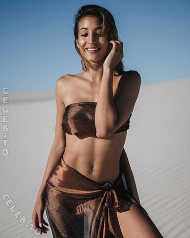 Sara Leutenegger nude photo 8