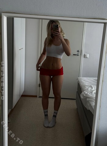 Sara Manner New (2 photos)