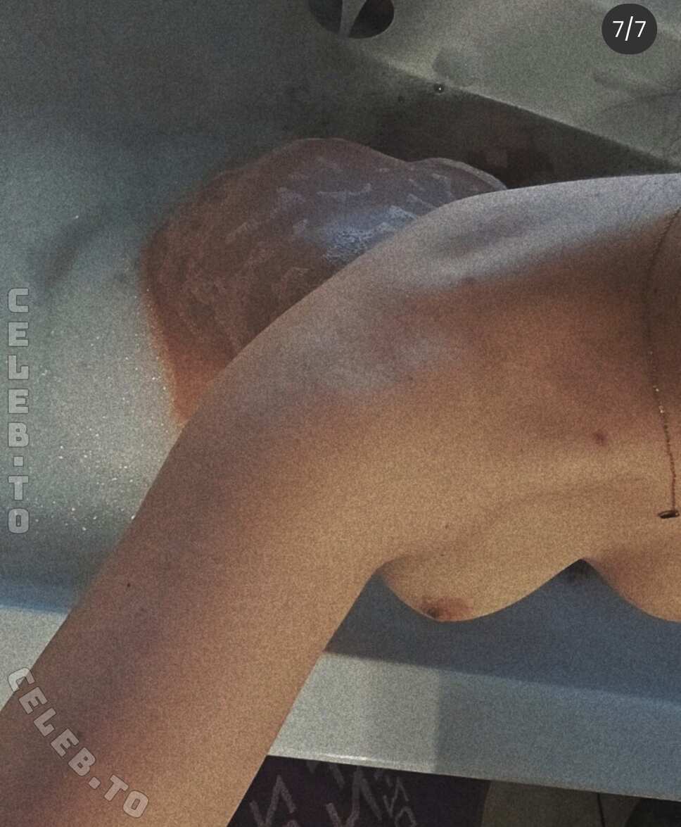 Sara Meier nude photo 7