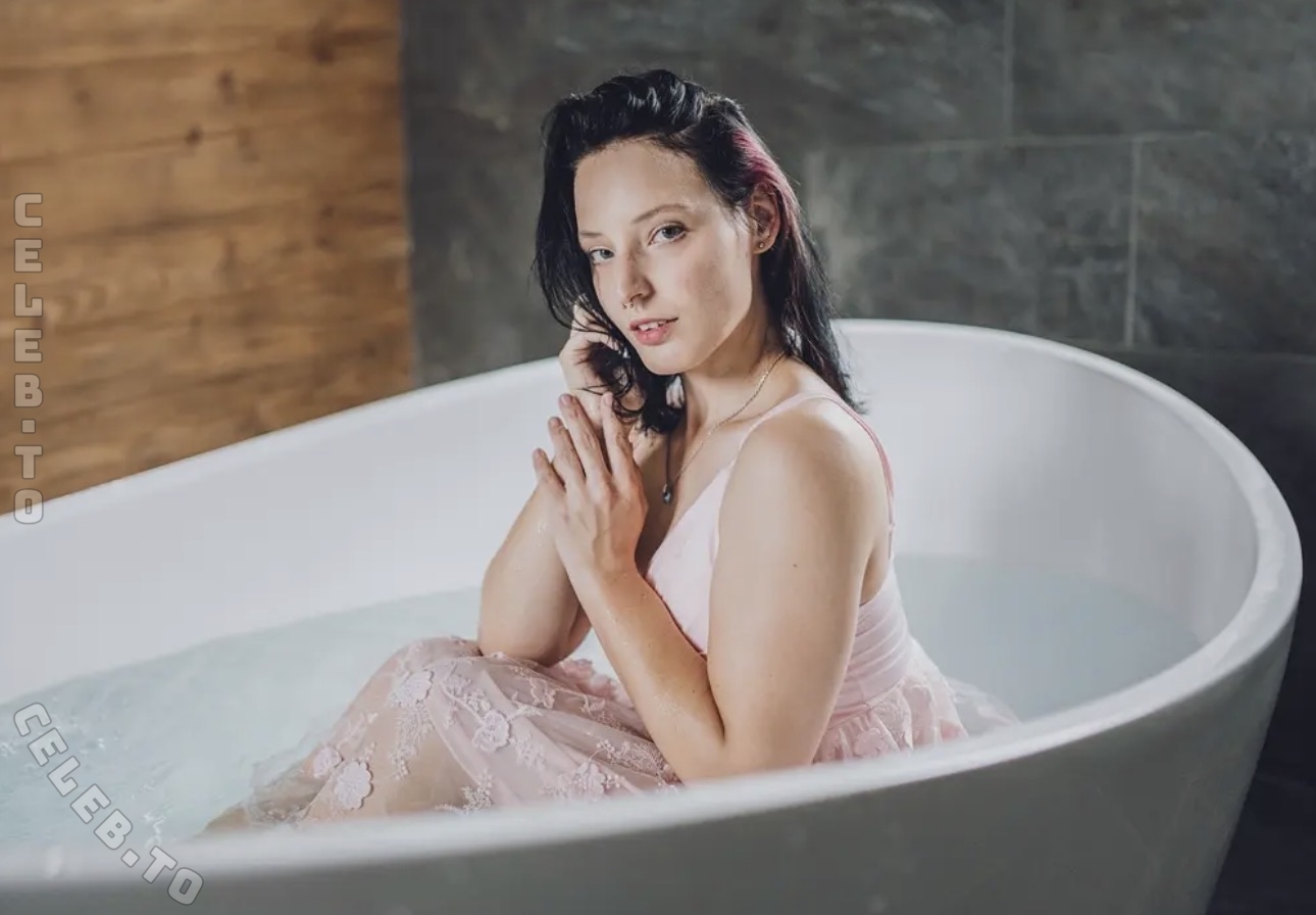 Sara Meier nude photo 13