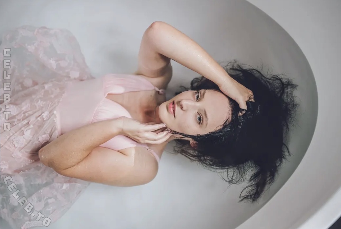 Sara Meier nude photo 14