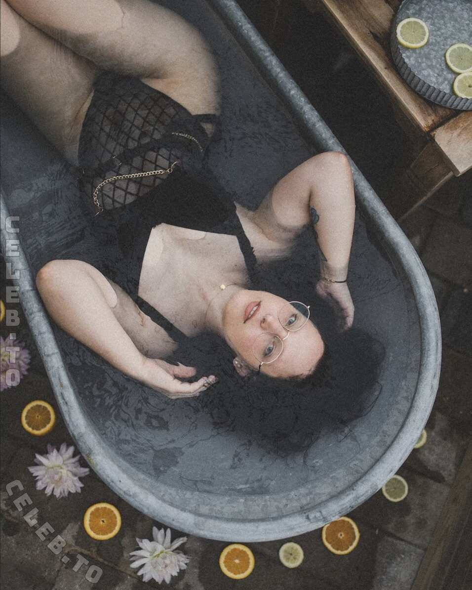 Sara Meier nude photo 19