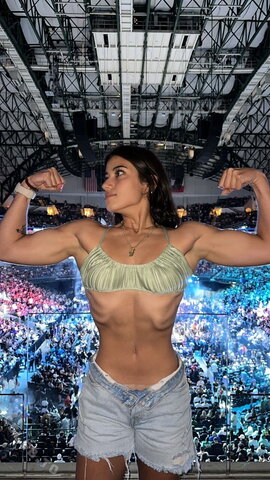Sara Saffari nude photo 4
