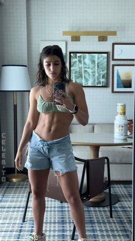 Sara Saffari nude photo 9