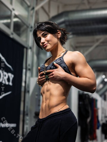 Sara Saffari nude photo 10