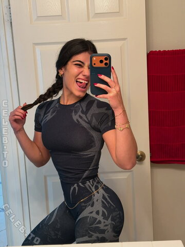 Sara Saffari nude photo 13