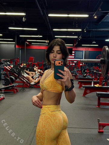 Sara Saffari nude photo 14