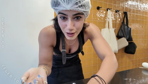 Sara Saffari nude photo 5