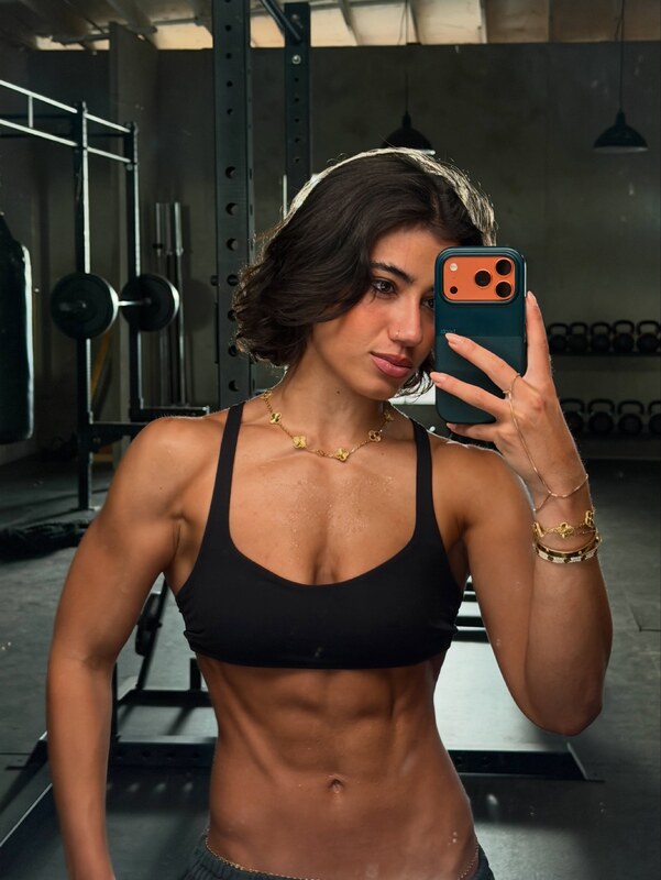 Sara Saffari nude photo 1