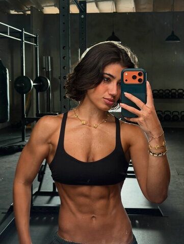 Sara Saffari Hot (2 photos)