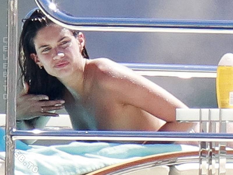 Sara Sampaio nude photo 8