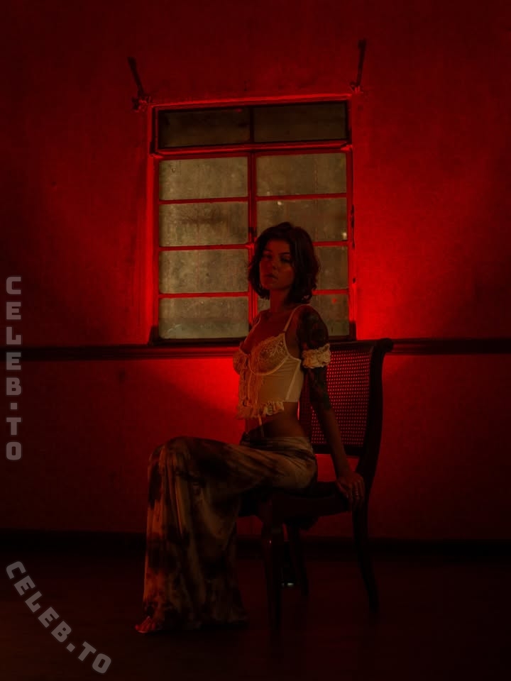 Sara Velez nude photo 11