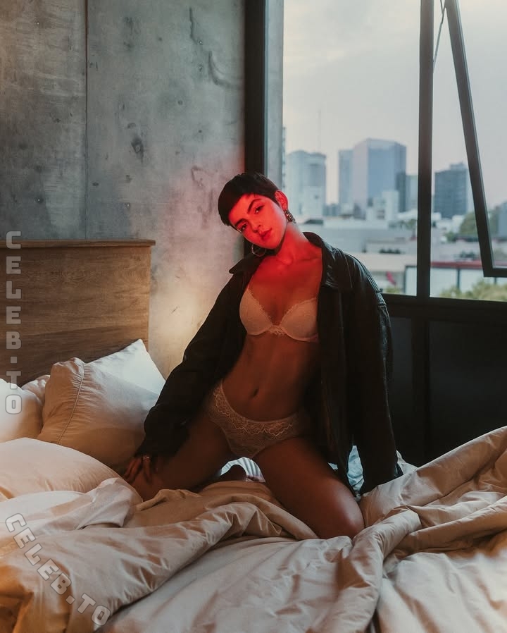 Sara Velez nude photo 3
