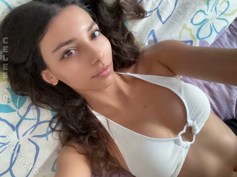 Sara Wolf nude photo 7