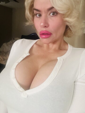 Sara nude photo 3