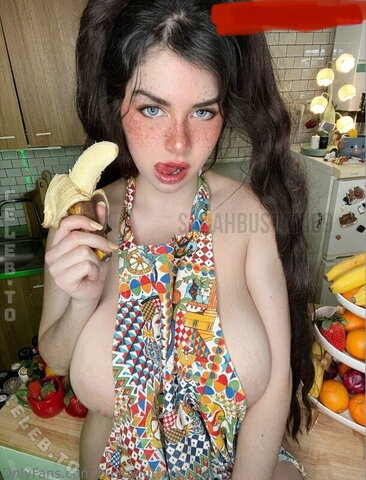 Sarah Bustani nude photo 60