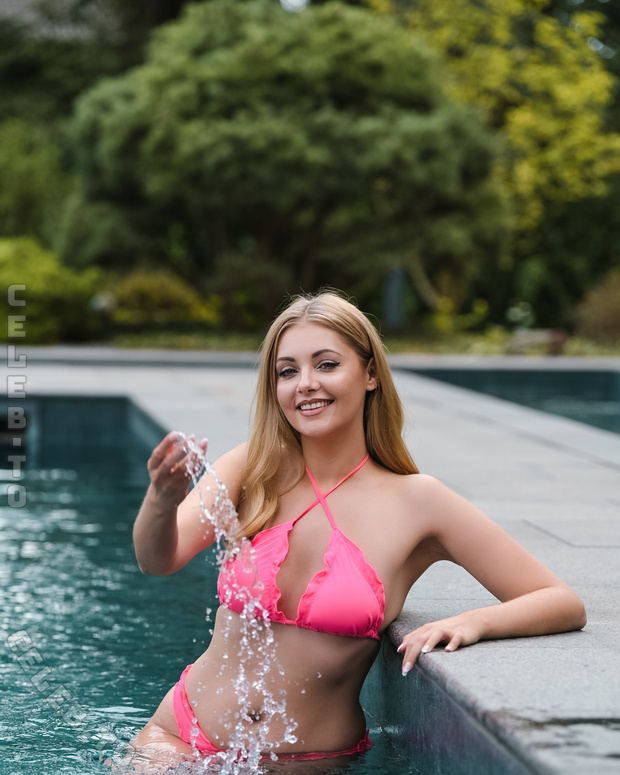Sarah Milkowski nude photo 8