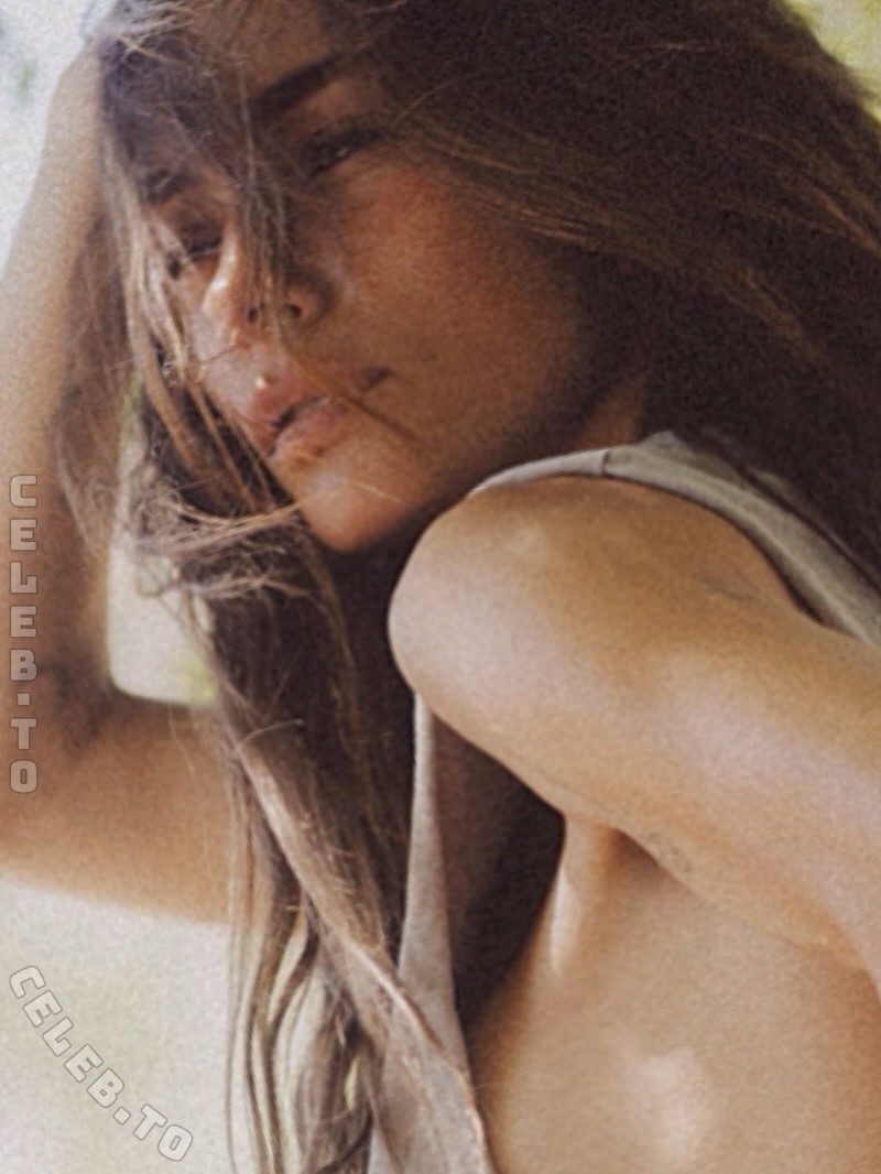 Sarah Shahi nude photo 8