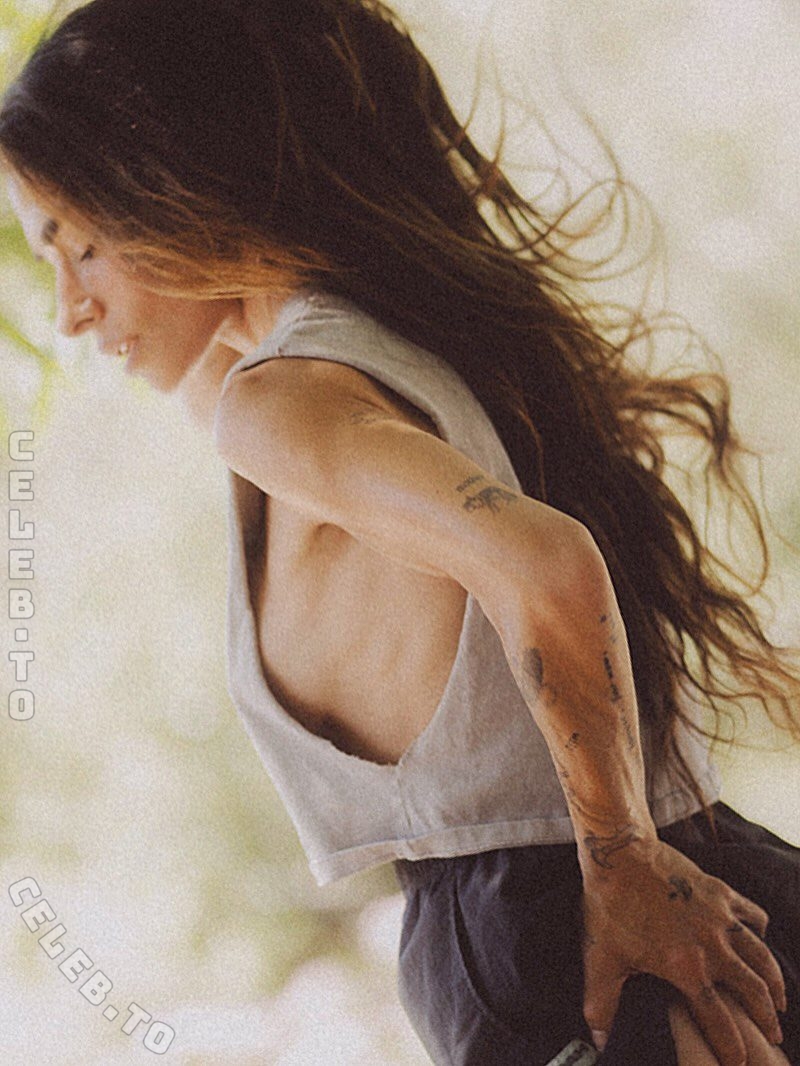 Sarah Shahi nude photo 14
