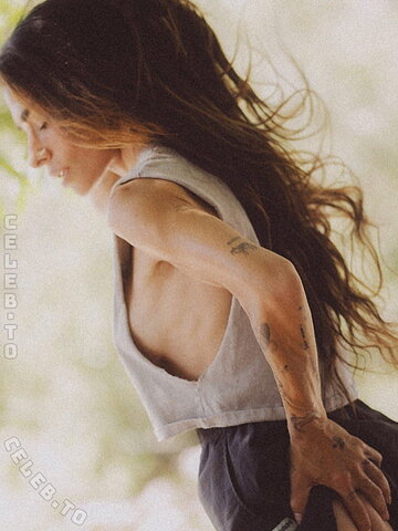 Sarah Shahi nude photo 1