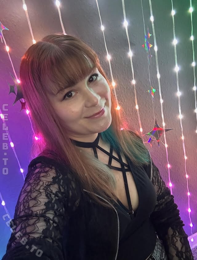 Sarahstrange nude photo 1