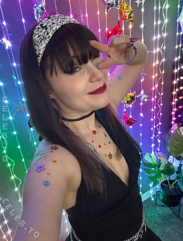 Sarahstrange nude photo 3