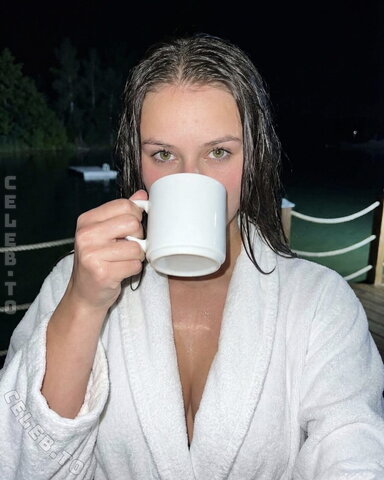Saraklein nude photo 20