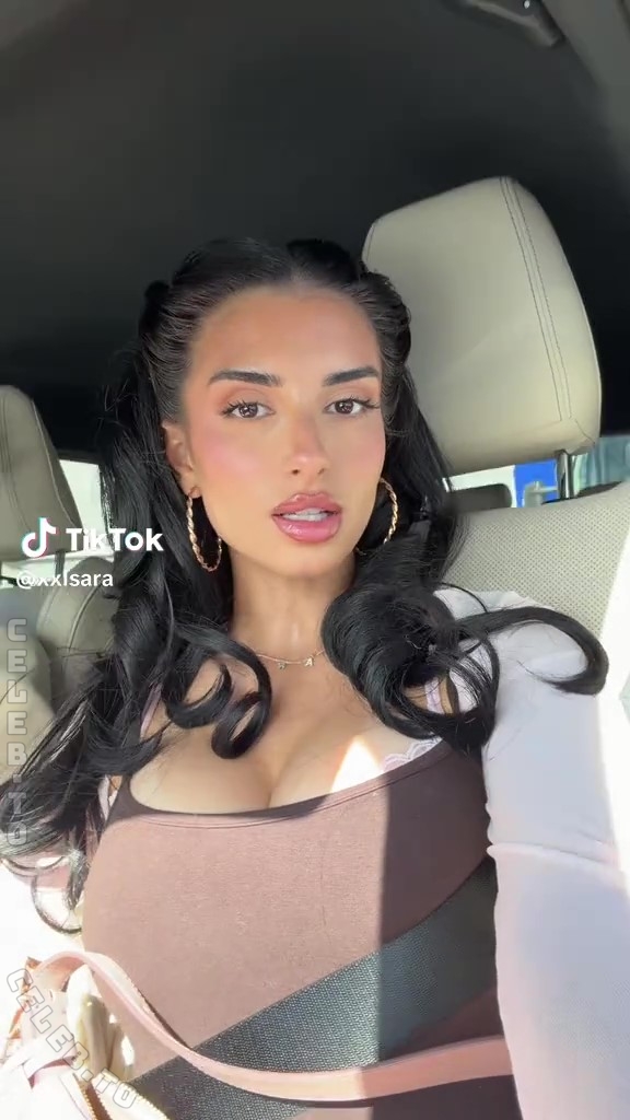 Sararslan nude photo 1