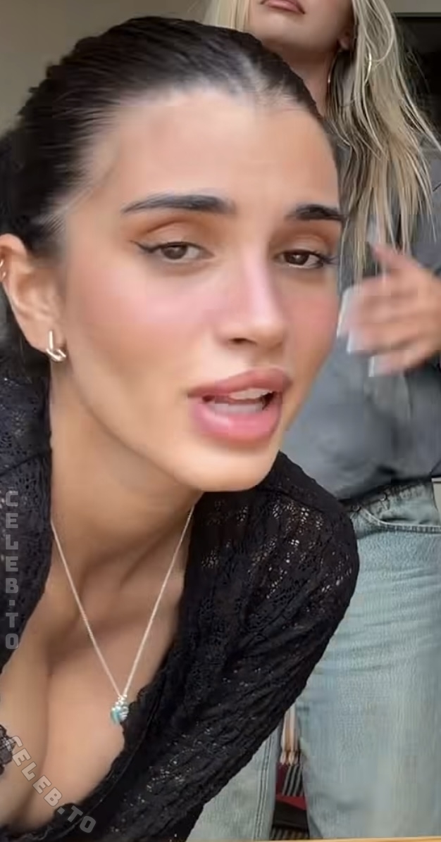 Sararslan nude photo 4