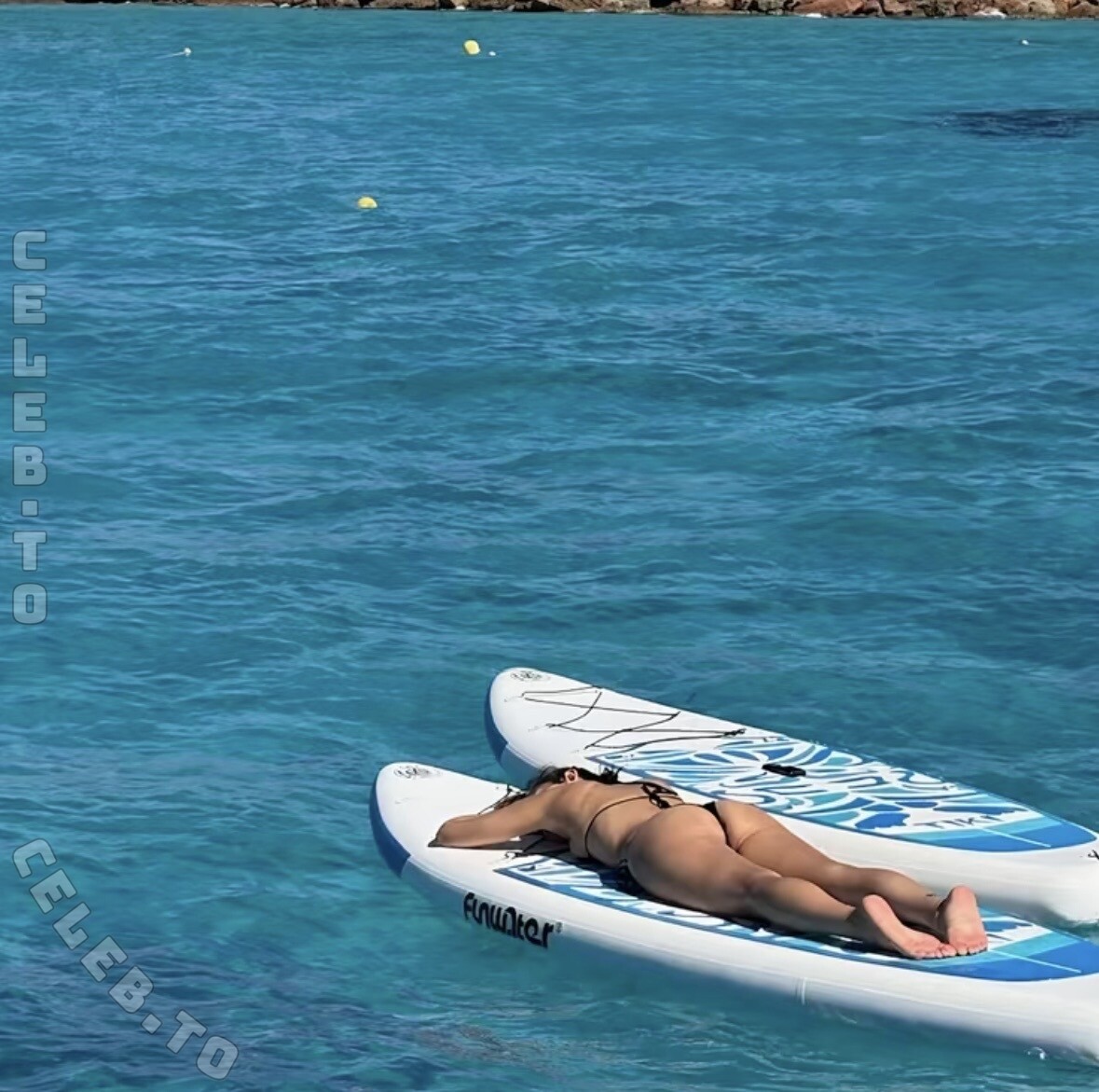 Sararslan nude photo 1