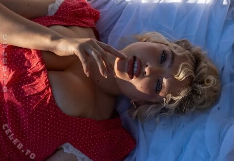 Sarina Nowak nude photo 11