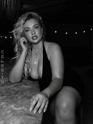 Sarina Nowak photo 5