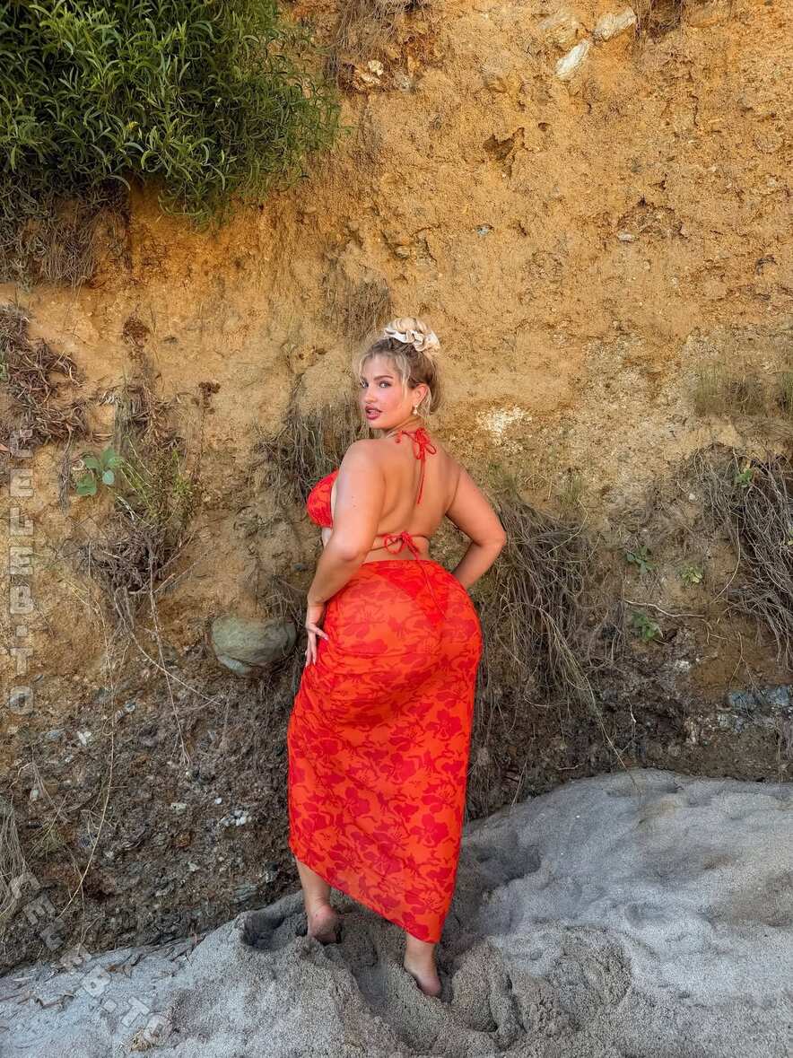 Sarina Nowak nude photo 2
