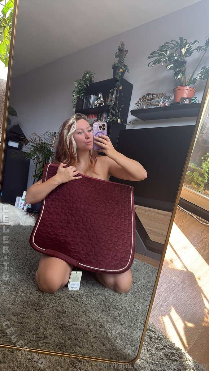 Satiella nude photo 10