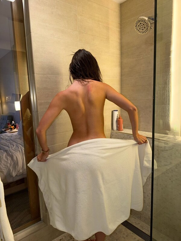 sav nude photo 4