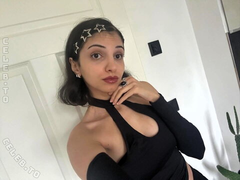 Sawana nude photo 2
